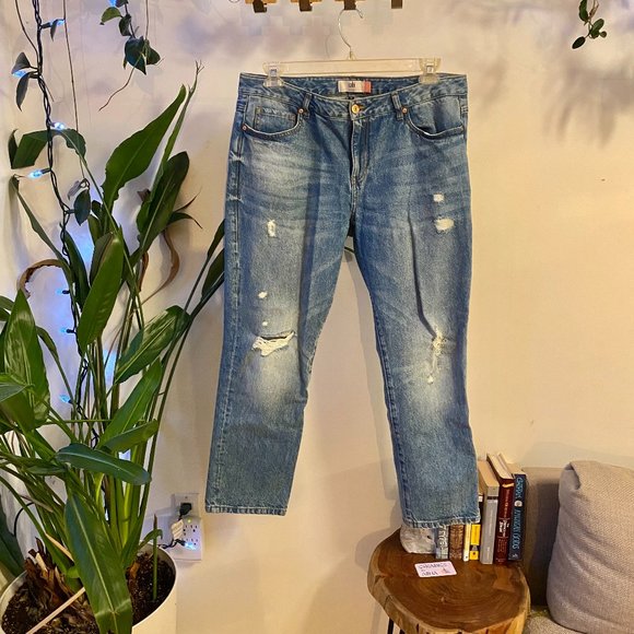✨ Cabi Malibu Jean - Size 12 - Distressed Wash ✨ - Picture 1 of 8